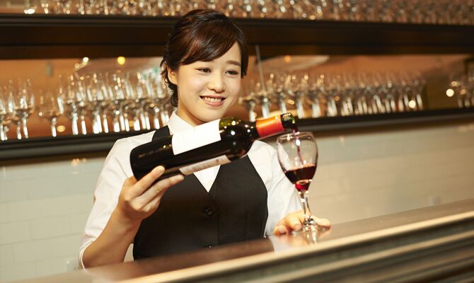 女性バーテンダー